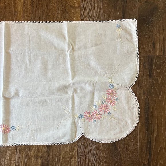 Vintage Set of 2 Hand-Embroidered Dresser Scarves Crochet Edge Pink Flowers - Picture 4 of 7